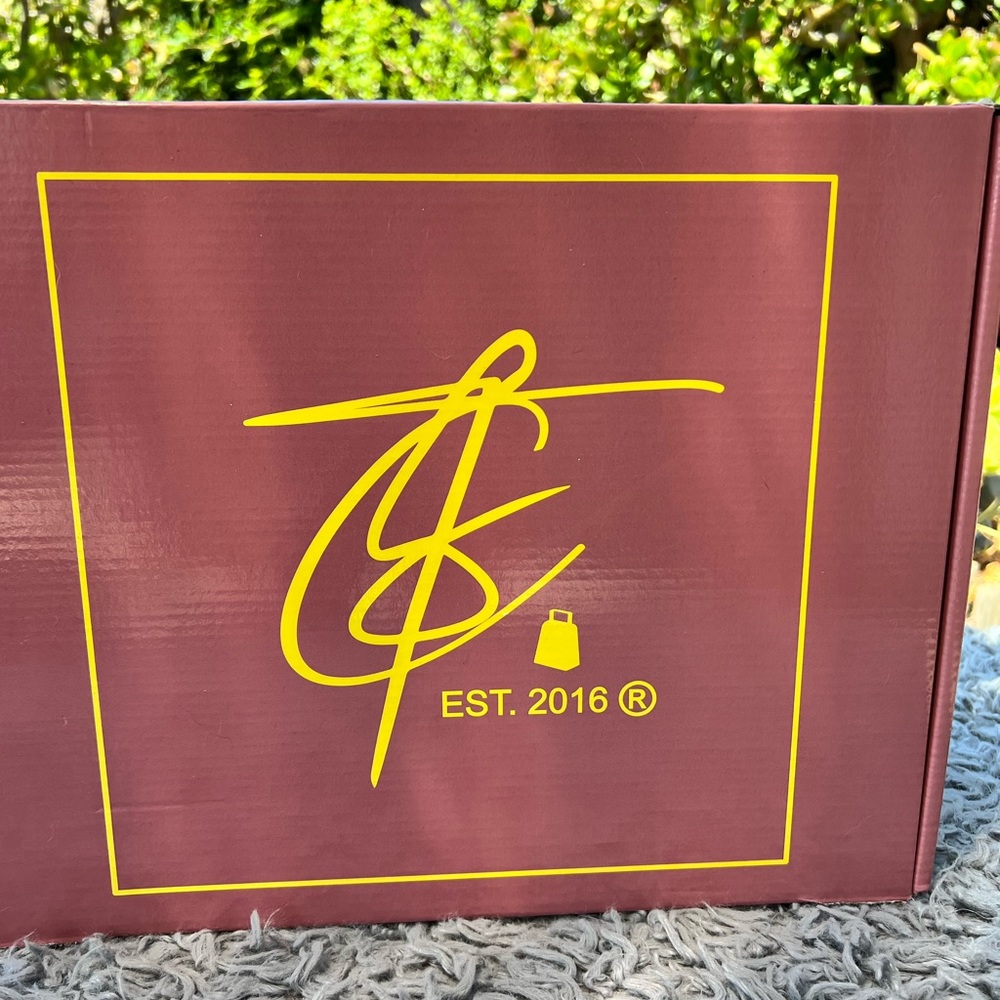 Bag SALE! 🥳 Tote & Carry! Gorgeous shade of green. Brand new with tags… - Picture 11 of 13